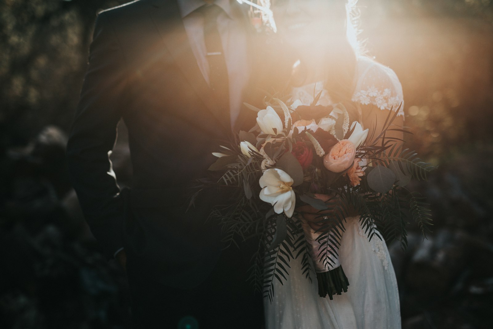 Couple de mariés au coucher du soleil